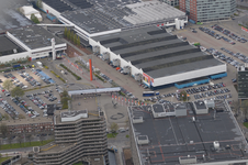 821978 Luchtfoto van de gebouwen van de Jaarbeurs aan de Croeselaan te Utrecht, uit het noordoosten.