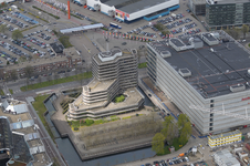 821979 Luchtfoto van de Luitenant Generaal Knoopkazerne (Mineurslaan 500) te Utrecht, uit het oosten, met rechts het ...