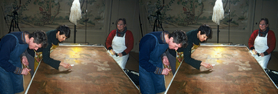 825463 Afbeelding van de restauratie van de behangsels van het huis Oud Amelisweerd (Koningslaan 9) te Bunnik, tijdens ...