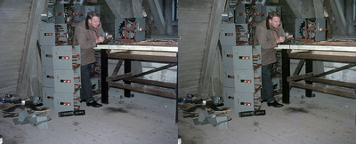 825465 Afbeelding van Hugo de Wijs in zijn werkplaats voor stereoscopische apparaten op de zolder van het huis Oud ...