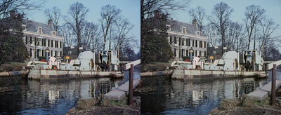 825474 Afbeelding van baggerwerkzaamheden in de Kromme Rijn, ter hoogte van het landhuis Oud Amelisweerd (Koningslaan ...