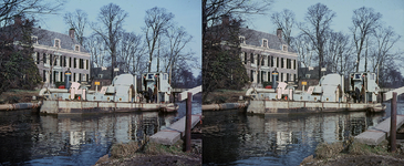 825474 Afbeelding van baggerwerkzaamheden in de Kromme Rijn, ter hoogte van het landhuis Oud Amelisweerd (Koningslaan ...