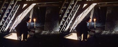 825482 Afbeelding van M.A. de Wijs, bewoner van het landhuis Oud Amelisweerd (Koningslaan 9) te Bunnik, die de zolder ...