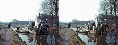 825486 Afbeelding van het uitbaggeren van de Kromme Rijn ter hoogte van het landhuis Oud Amelisweerd (Koningslaan 9) te ...
