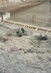 827214 Afbeelding van twee archeologen bij de bouwput voor het nieuwe warenhuis van Vroom & Dreesmann op het terrein ...