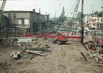 827258 Afbeelding van de werkzaamheden ter voorbereiding van de bouw van de nieuwe Stationshal en de Stationstraverse ...