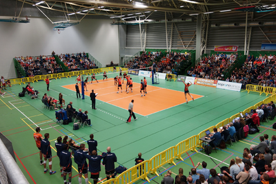 818791 Afbeelding van een spelmoment uit de volleybal oefeninterland Nederland - België in Sporthal Galgenwaard ...