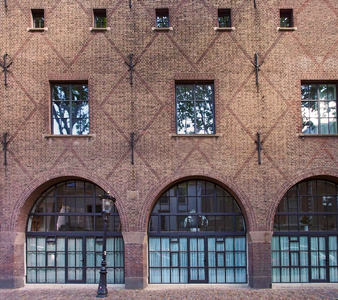 827845 Gezicht op een gedeelte van de aan de Breedstraat gelegen gevel van de voormalige drukkerij J. van Boekhoven ...