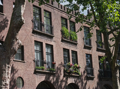 827846 Gezicht op een gedeelte van de uit 1951 daterende en aan de Breedstraat gelegen uitbreiding van de voormalige ...