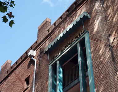 827847 Afbeelding van het baldakijn met de letters J. van Boekhoven op de aan de Breedstraat gelegen gevel van de ...