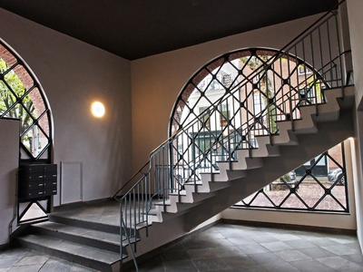 827848 Interieur van de voormalige drukkerij J. van Boekhoven (Begijnehof) te Utrecht: hal met trap.