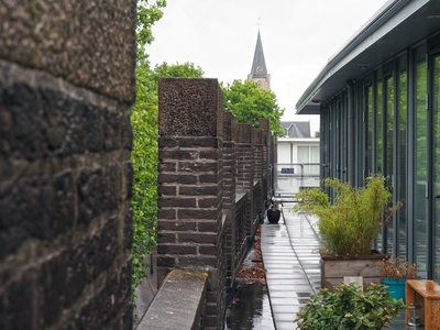 827849 Afbeelding van de nieuwe dakopbouw op het voormalige gebouw van drukkerij J. van Boekhoven (Begijnehof) te ...