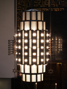 827852 Afbeelding van de art-deco kroonluchter met 106 gloeilampen in het gebouw van de Stichting Zending en Opwekking ...