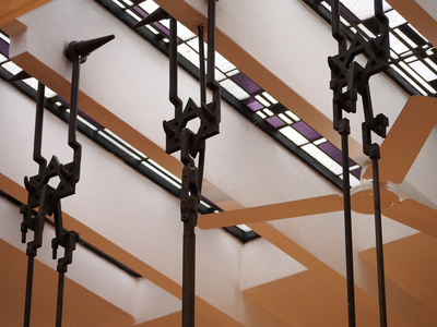 827853 Afbeelding van het ophangsysteem met davidsterren voor de art-deco kroonluchter in het gebouw van de Stichting ...