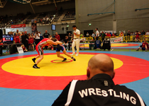 818843 Afbeelding van de worstelwedstrijd tussen Mischa van de Laan (Olympia Utrecht) en Iva Geric (Hrvacki Klub ...