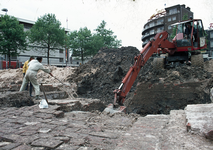 830134 Afbeelding van archeologen aan het werk met behulp van een graafmachine tussen de restanten van het vroegere ...