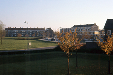 832338 Gezicht vanuit een flat aan het Vechtplantsoen te Utrecht op de Prinses Irenelaan, met links op de achtergrond ...