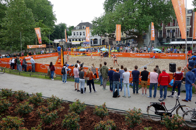 831737 Afbeelding van een spelmoment in een eredivisie beachvolleybalwedstrijd voor vrouwen in het plantsoen voor de ...