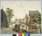 30895 Gezicht op de Oudegracht te Utrecht met de Zandbrug en de Weerdpoort aan de stadszijde uit het zuiden, met links ...