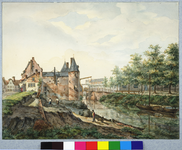 30892 Gezicht vanaf de gedeeltelijk afgegraven wal te Utrecht op de Weerdpoort en -brug en de stadsbuitengracht, uit ...