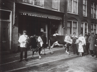 59778 Afbeelding van twee te slachten koeien voor De Transvaalsche Vleeschhal (Kanaalstraat 213) te Utrecht.