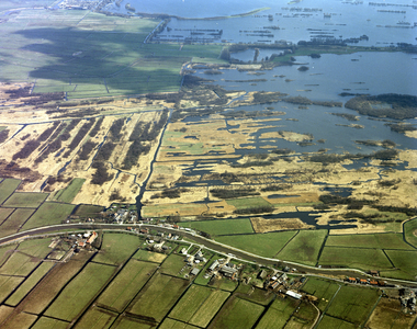 49903 Luchtfoto van de Noorderpolder met de Botshol te Abcoude uit het noordwesten; met de voorgrond de Oude Waver ...
