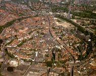 49930 Luchtfoto van de binnenstad van Amersfoort met gedeelten van omringende wijken uit het zuidwesten; met in het ...
