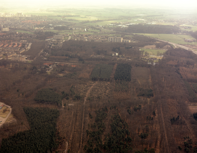49935 Luchtfoto van de landgoederen Zandbergen en Nimmerdor te Amersfoort uit het westen; met rechts op de achtergrond ...