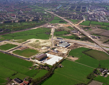 49970 Luchtfoto van het in aanleg zijnde bedrijventerrein De Hoef, gelegen tussen de spoorlijnen Amersfoort-Apeldoorn ...