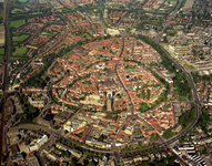 50005 Luchtfoto van de binnenstad van Amersfoort met gedeelten van de omringende wijken uit het zuidwesten.
