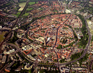 50006 Luchtfoto van de binnenstad van Amersfoort met gedeelten van de omringende wijken uit het zuidwesten.