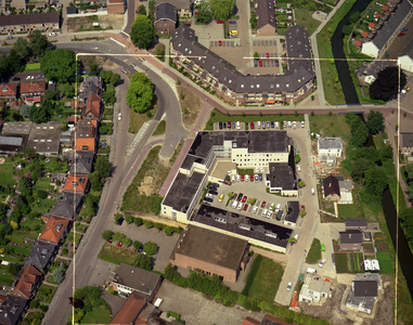 50011 Luchtfoto van het gebouw van de Stichting Centrale Woningzorg (Heiligenbergerweg 60) te Amersfoort uit het zuiden.