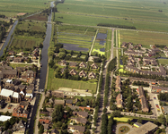 50070 Luchtfoto van een gedeelte van Kockengen uit het zuidoosten; met links de N.H. kerk en de Heicop en in het midden ...