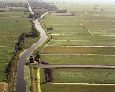50074 Luchtfoto van het weidegebied te Kockengen uit het noordwesten; met in het midden de Heicop, rechts een gedeelte ...
