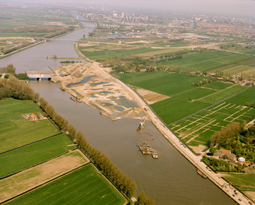 50137 Luchtfoto van het Amsterdam-Rijnkanaal, op de grens van de gemeentes Nieuwegein (links) en Houten (rechts), ...