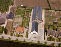 50165 Luchtfoto van een tuindersbedrijf aan de Zandweg te De Meern (gemeente Vleuten-De Meern), uit het zuiden.N.B. De ...