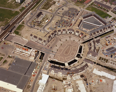 50170 Luchtfoto van Het Rond te Houten, uit het zuidoosten, met omliggende en in aanbouw zijnde straten. Links de ...