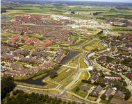 50197 Luchtfoto van het centrale gedeelte van Houten, uit het westen, met in het midden het Imkerpark, links de wijk de ...