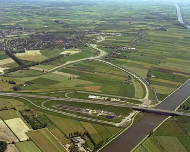 50202 Luchtfoto van de aansluiting van De Staart (midden, voormalige Koedijk) te Houten op de A27 (voorgrond), uit het ...