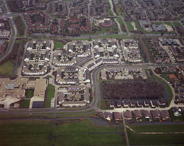 50234 Luchtfoto van de wijk Zwanenburg te Leusden, uit het zuiden, met op de voorgrond het Clarenburg.