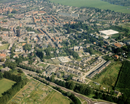 50324 Luchtfoto van een gedeelte van Maarssen-Dorp (gemeente Maarssen) uit het zuidwesten; met op de voorgrond de Straatweg.
