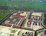 50360 Luchtfoto van de in aanleg zijnde wijk Zwanenkamp te Maarssenbroek (gemeente Maarssen) uit het zuidwesten; met op ...