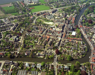 50372 Luchtfoto van een gedeelte van Maarssen-Dorp (gemeente Maarssen) uit het oosten; met op de voorgrond de Vecht met ...