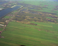 50398 Luchtfoto van een gedeelte van de Polder Binnenweg, de Westbroekse Binnenweg met bebouwing te Molenpolder ...