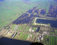 50401 Luchtfoto van de Herenweg met bebouwing te Maarssen-Dorp (gemeente Maarssen) uit het zuidwesten; met op de ...