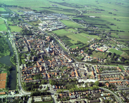 50449 Luchtfoto van het stadscentrum van Montfoort uit het noordoosten; met links de provincialeweg N228, rechts de ...