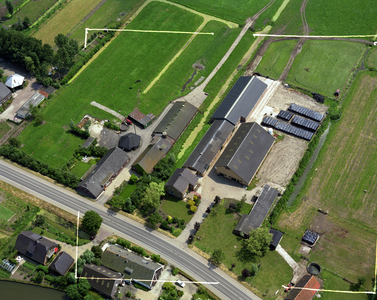 50454 Luchtfoto van enkele boerderijen met bijgebouwen aan de Provincialeweg (Willeskop) te Willeskop uit het noorden; ...