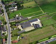 50455 Luchtfoto van enkele boerderijen met bijgebouwen aan de Provincialeweg N238 (Willeskop) te Willeskop uit het ...