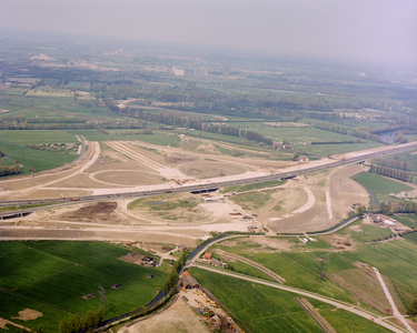 50569 Luchtfoto van de Rijksweg 12 (A12) te Utrecht, uit het zuidwesten, met het toekomstige klaverblad van het ...