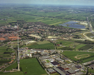 50956 Luchtfoto van het oostelijke gedeelte van IJsselstein, uit het zuiden, met links de radio- en TV-toren van Nozema ...